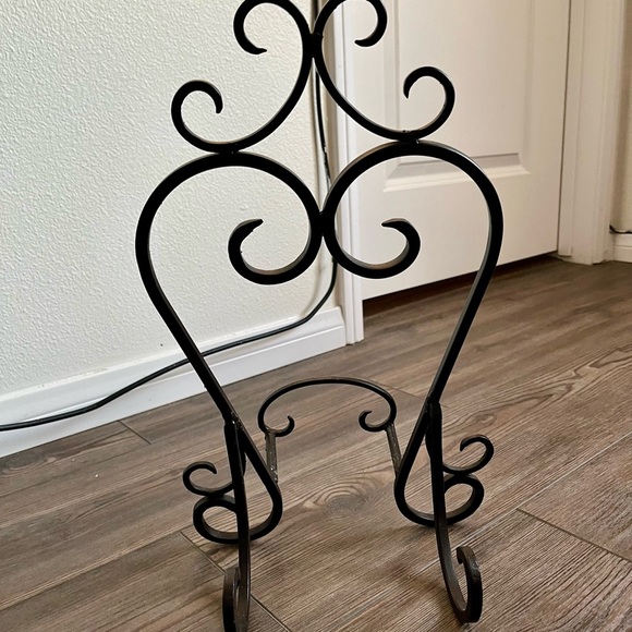 Book/picture stand Metal scroll design - Picture 3 of 10